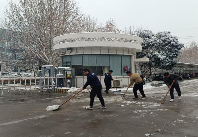 掃雪除冰我先行，冰雪更映黨旗紅